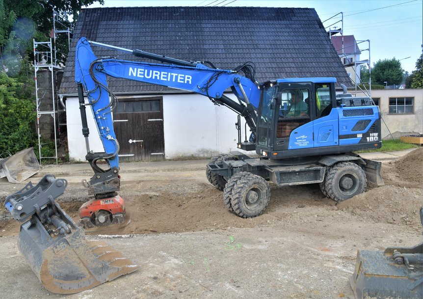 El Gigante azul en tareas de construcción de alcantarillado: Neureiter elige la excavadora de ruedas de 18 toneladas de Hyundai